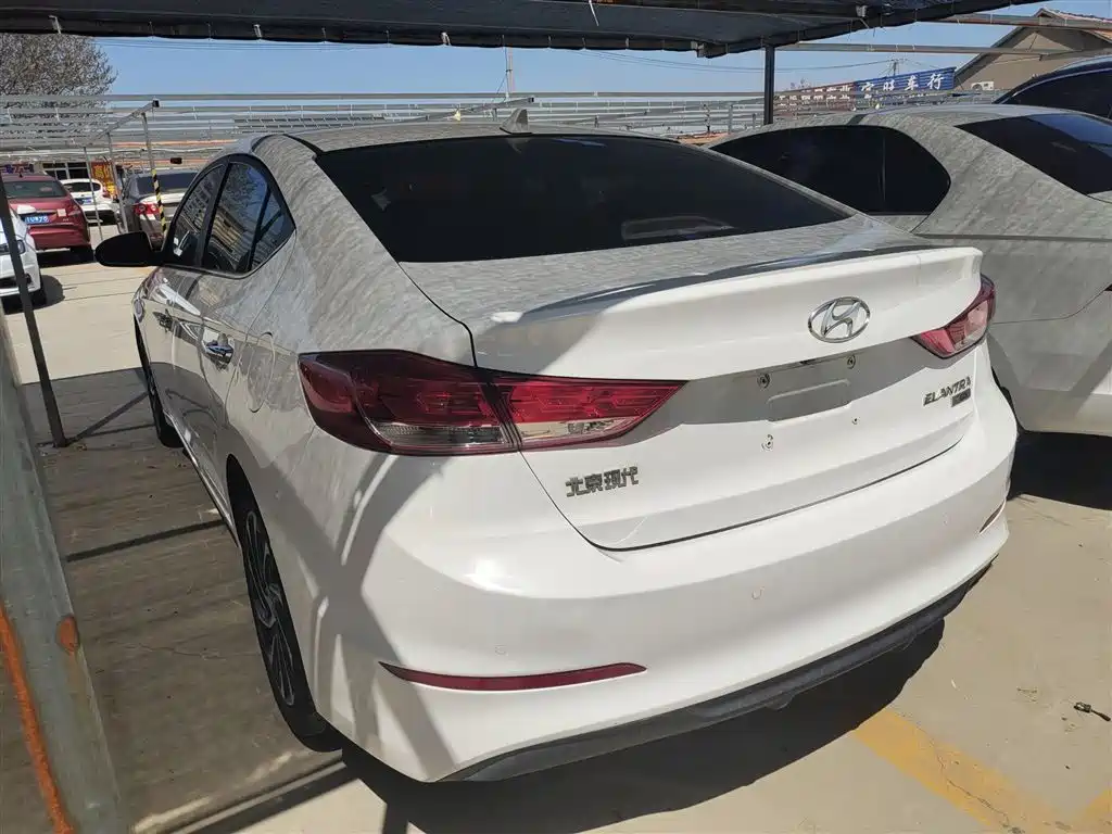 Hyundai Elantra — фото 5