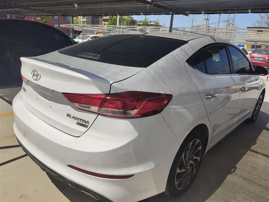 Hyundai Elantra — фото 7