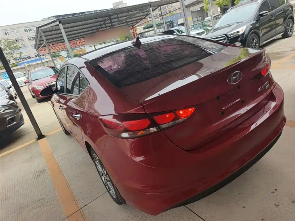 Hyundai Elantra — фото 5