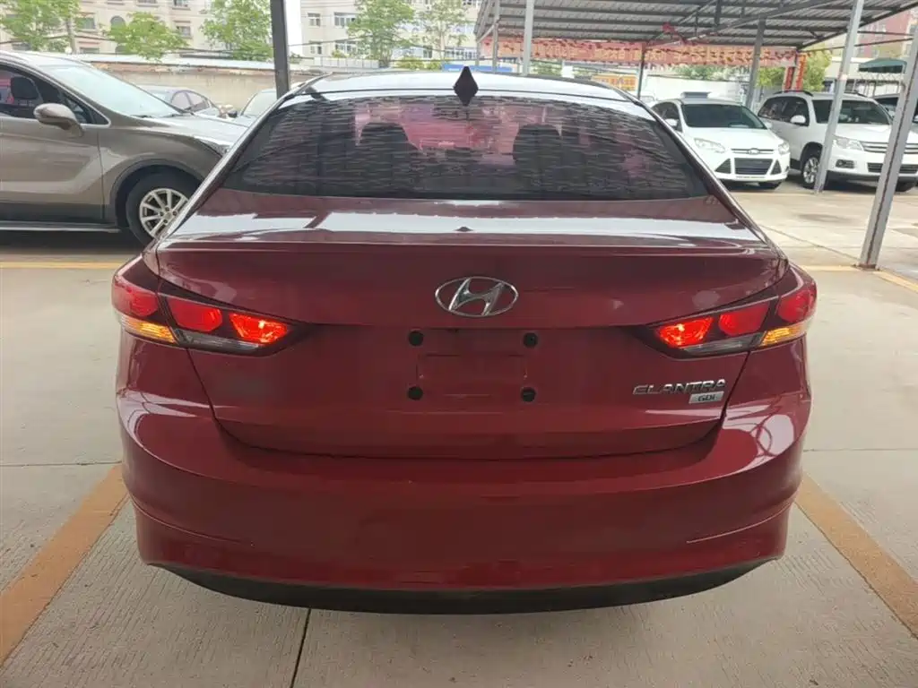 Hyundai Elantra — фото 6
