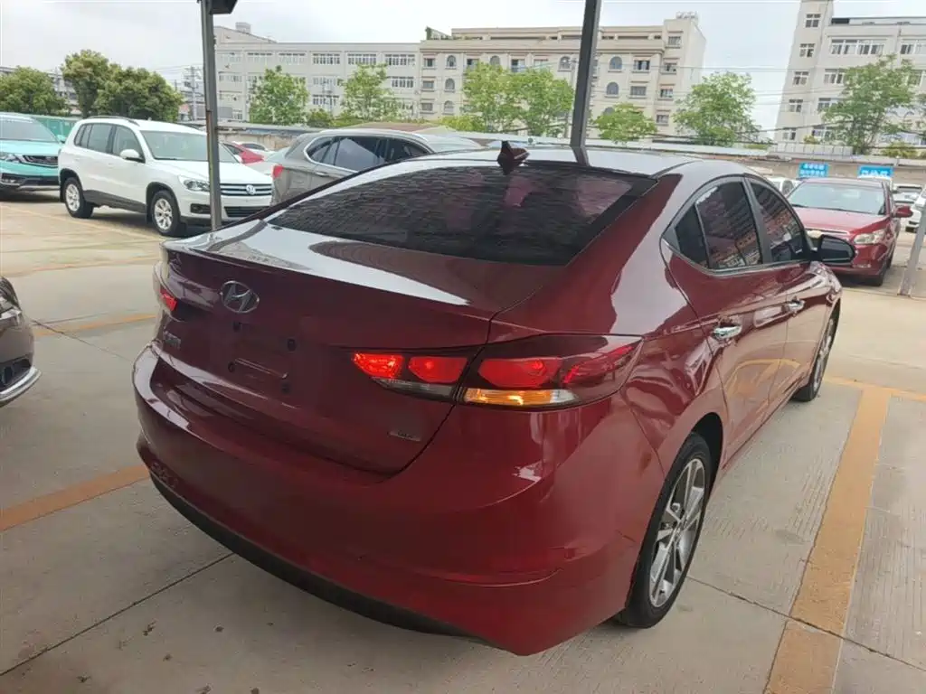 Hyundai Elantra — фото 7