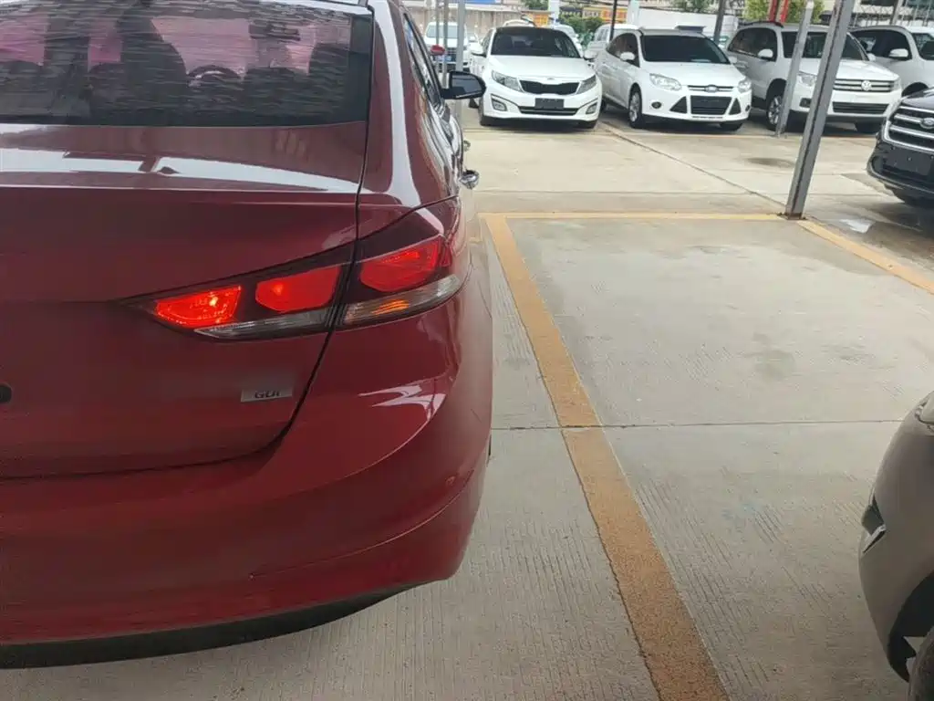 Hyundai Elantra — фото 8