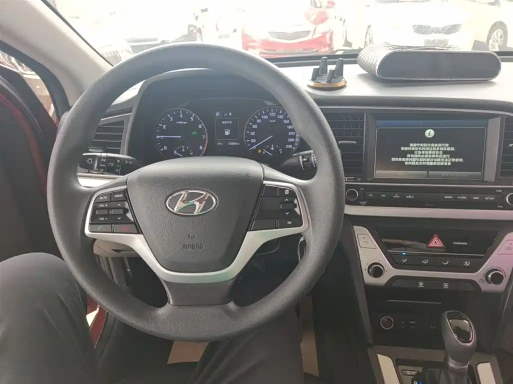 Hyundai Elantra — фото 10