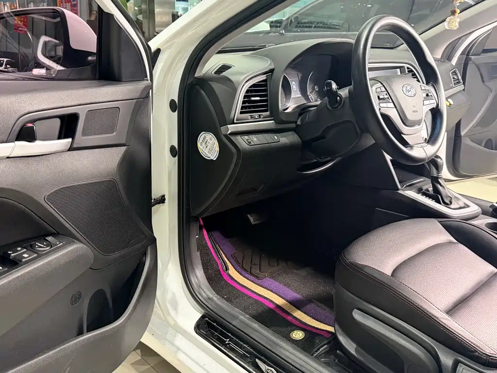 Hyundai Elantra — фото 11