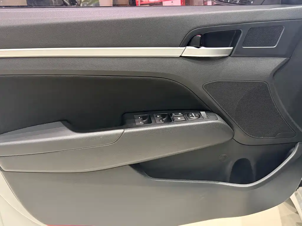 Hyundai Elantra — фото 10