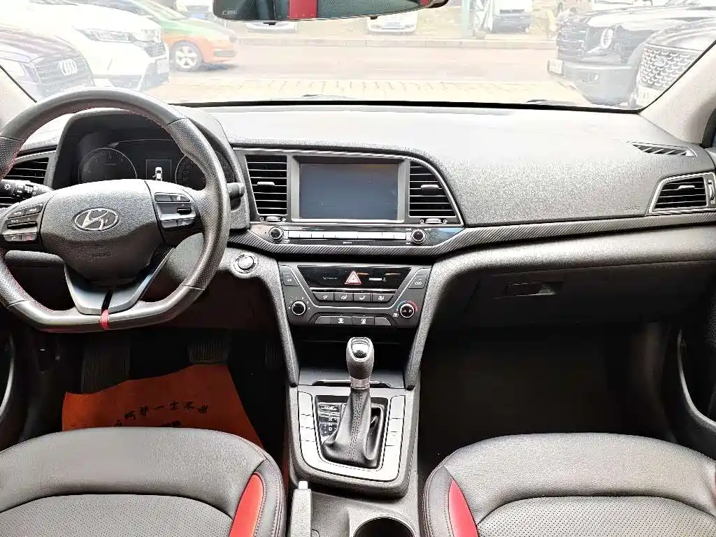 Hyundai Elantra — фото 5