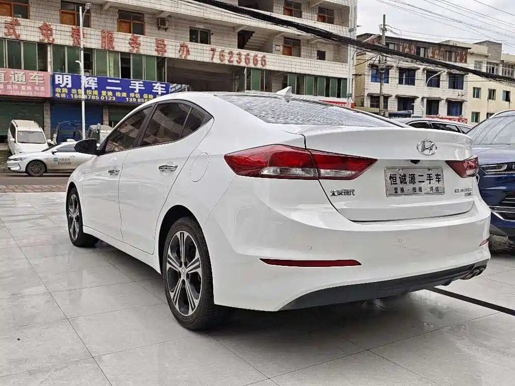 Hyundai Elantra — фото 7