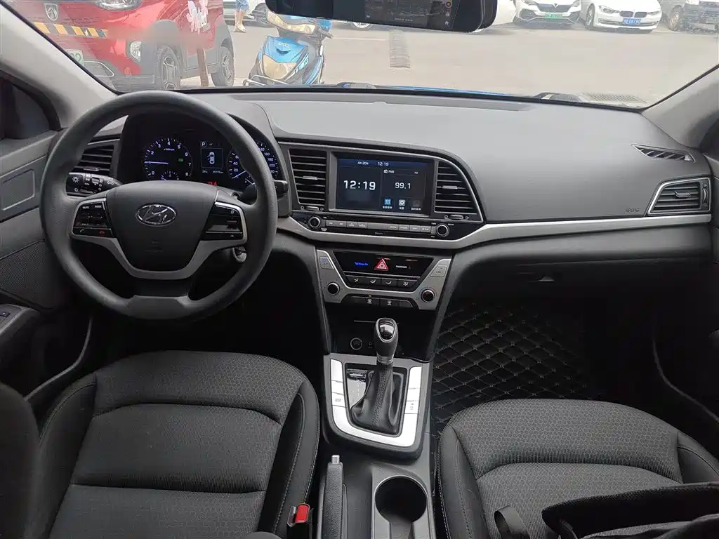 Hyundai Elantra — фото 10