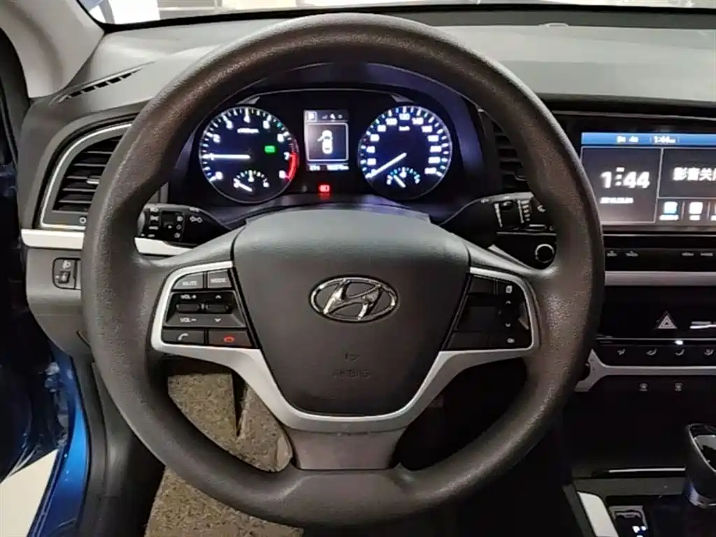 Hyundai Elantra — фото 11