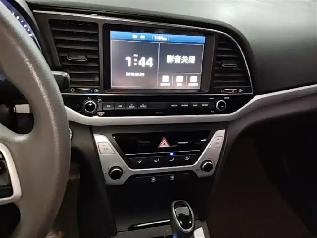 Hyundai Elantra — фото 13