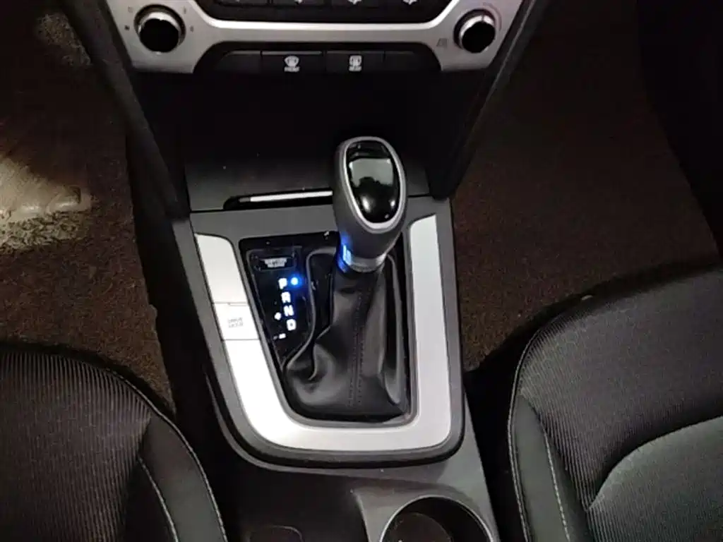 Hyundai Elantra — фото 14