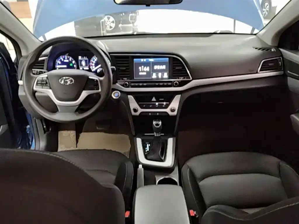 Hyundai Elantra — фото 10