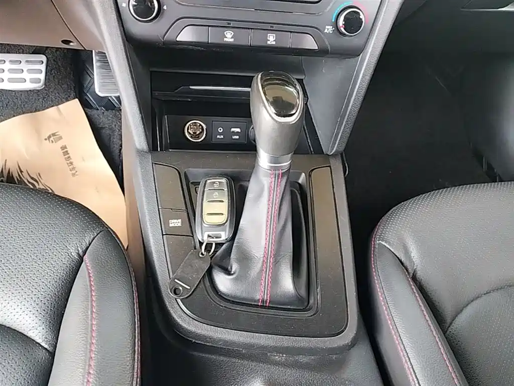 Hyundai Elantra — фото 14