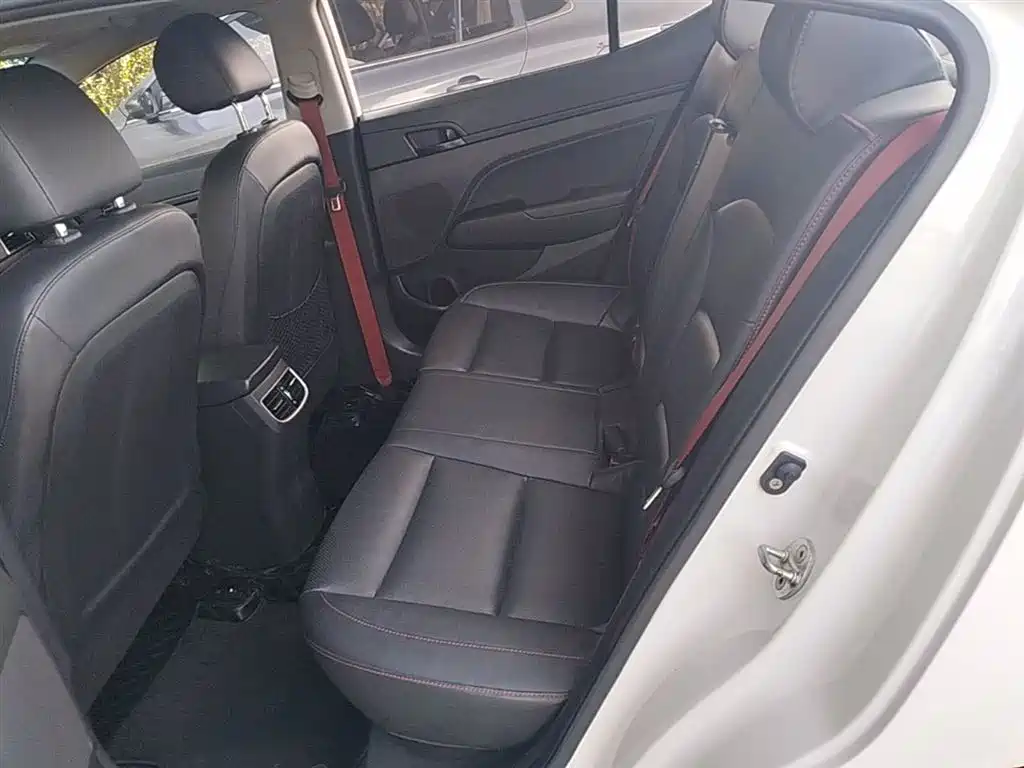 Hyundai Elantra — фото 17