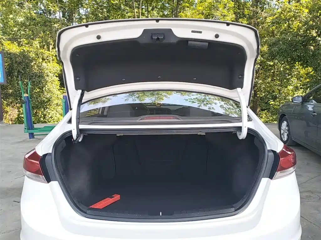 Hyundai Elantra — фото 19