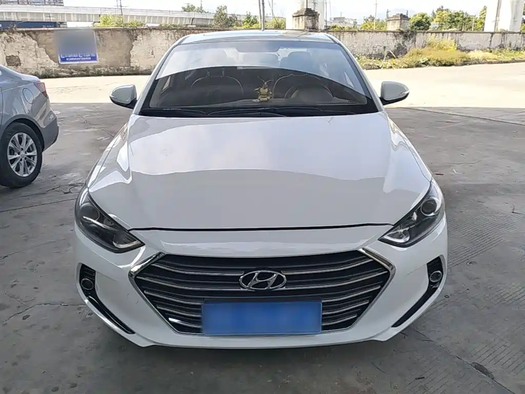 Hyundai Elantra — фото 3