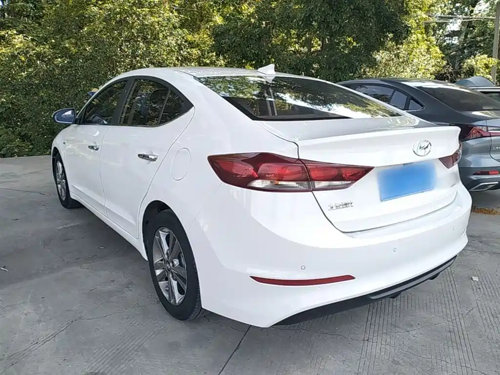 Hyundai Elantra — фото 5