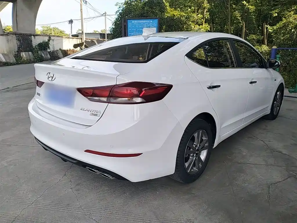 Hyundai Elantra — фото 7