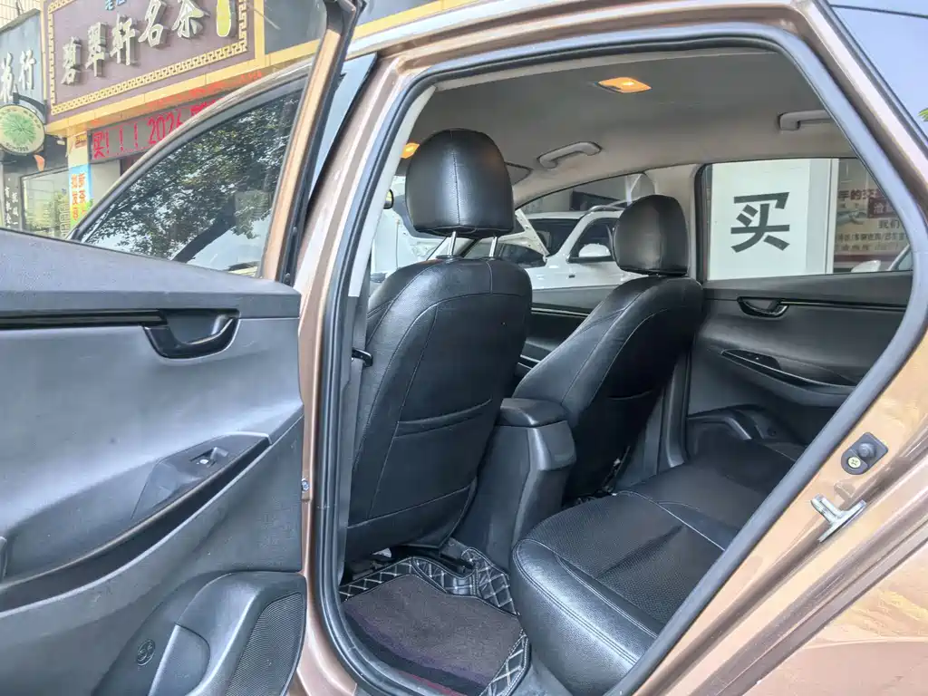 Hyundai Elantra — фото 11