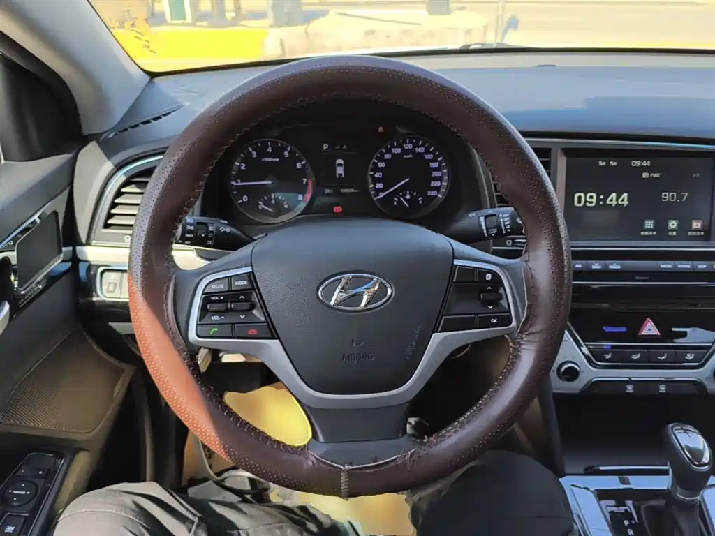 Hyundai Elantra — фото 11