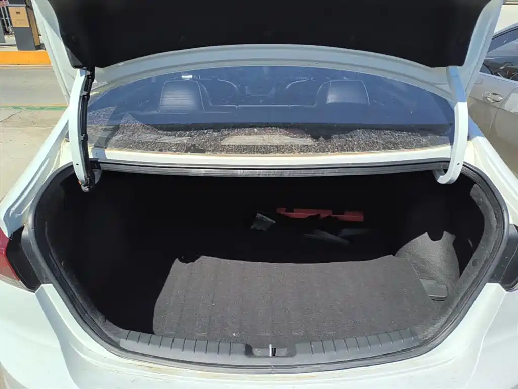 Hyundai Elantra — фото 19