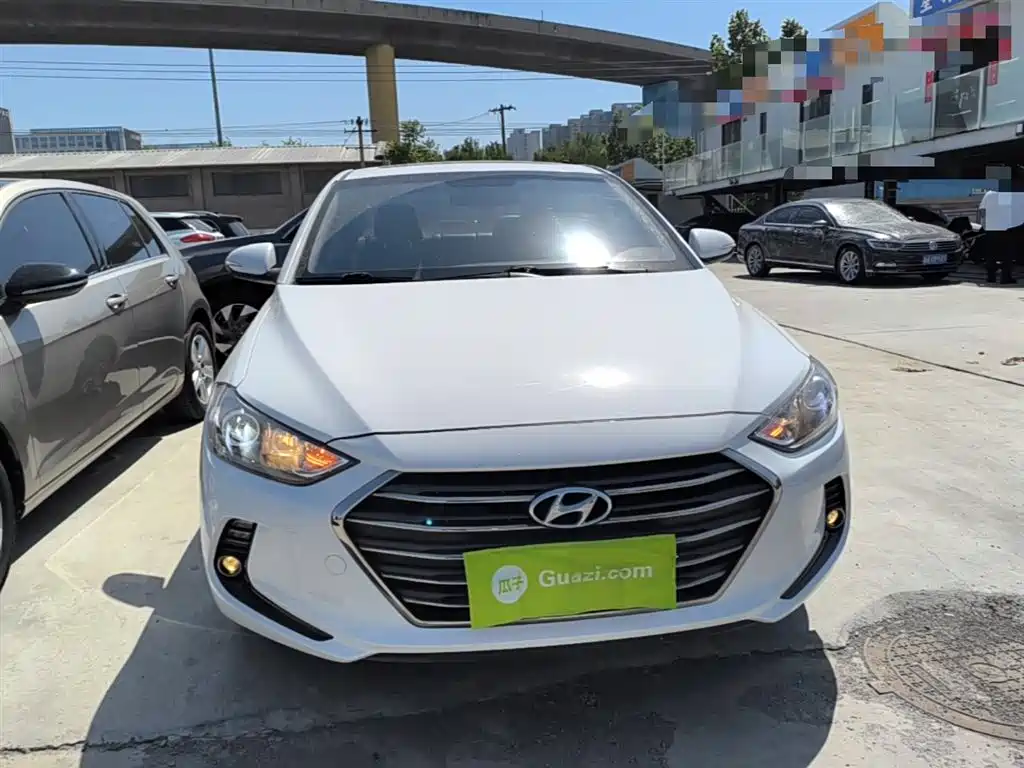 Hyundai Elantra — фото 3