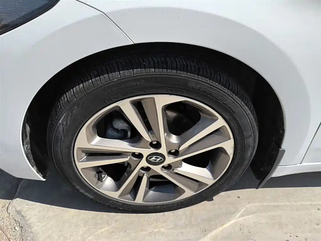 Hyundai Elantra — фото 23