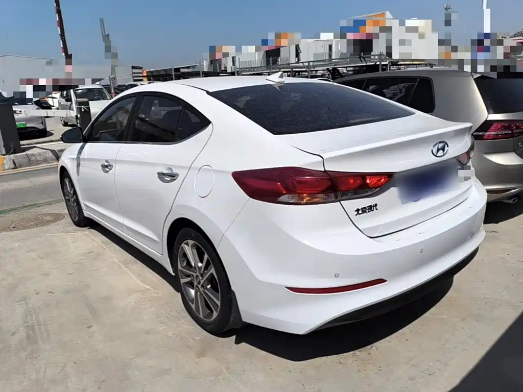 Hyundai Elantra — фото 5