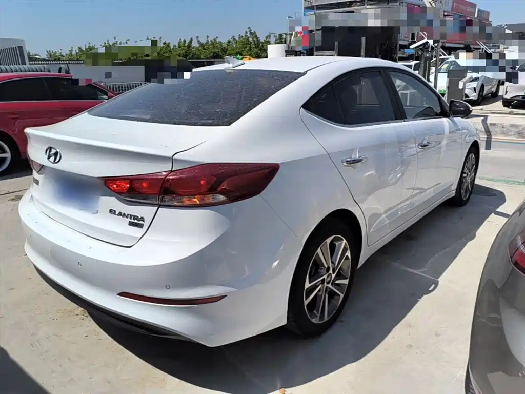 Hyundai Elantra — фото 7