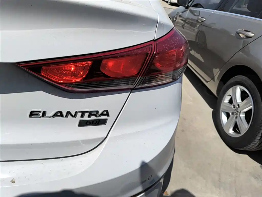 Hyundai Elantra — фото 8