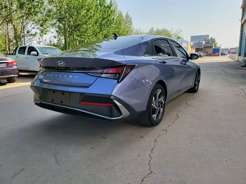 Hyundai Elantra — фото 11