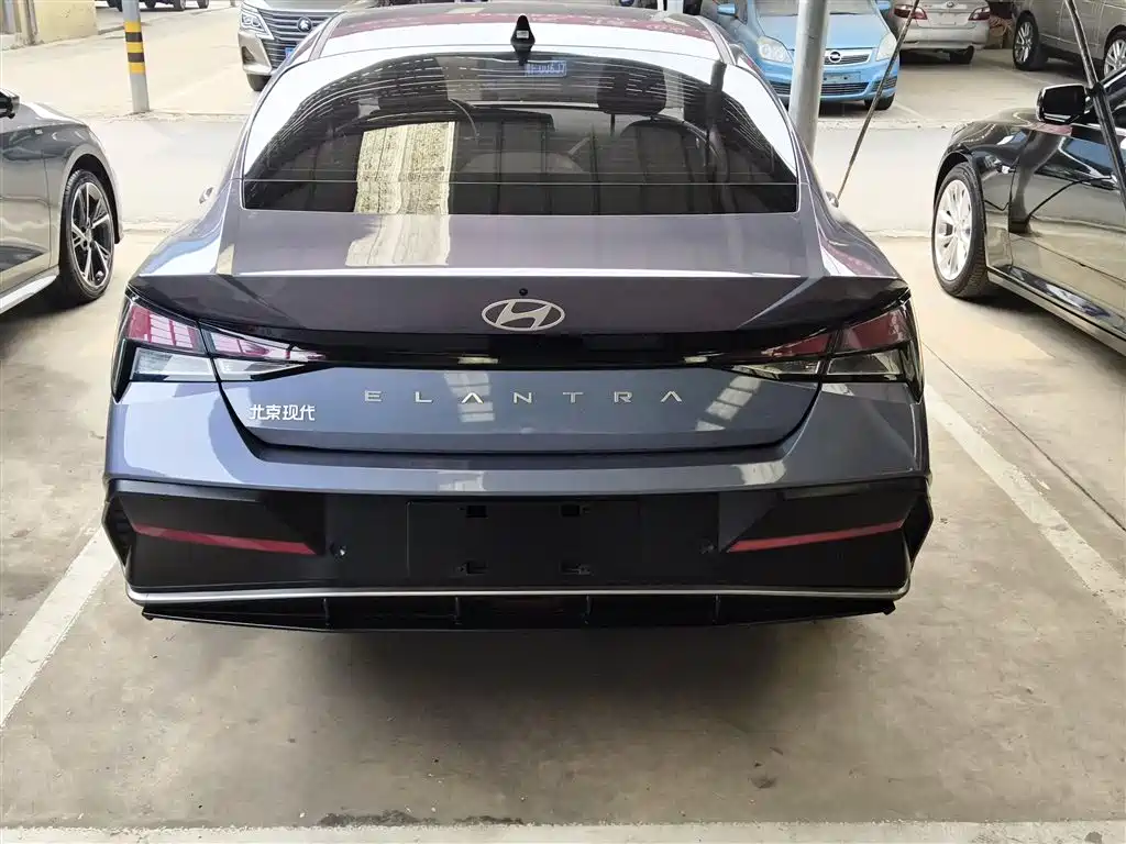 Hyundai Elantra — фото 17