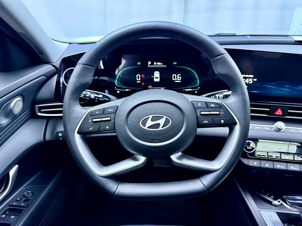 Hyundai Elantra — фото 7
