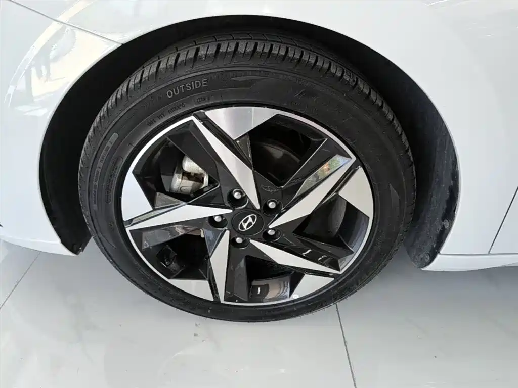 Hyundai Elantra — фото 23