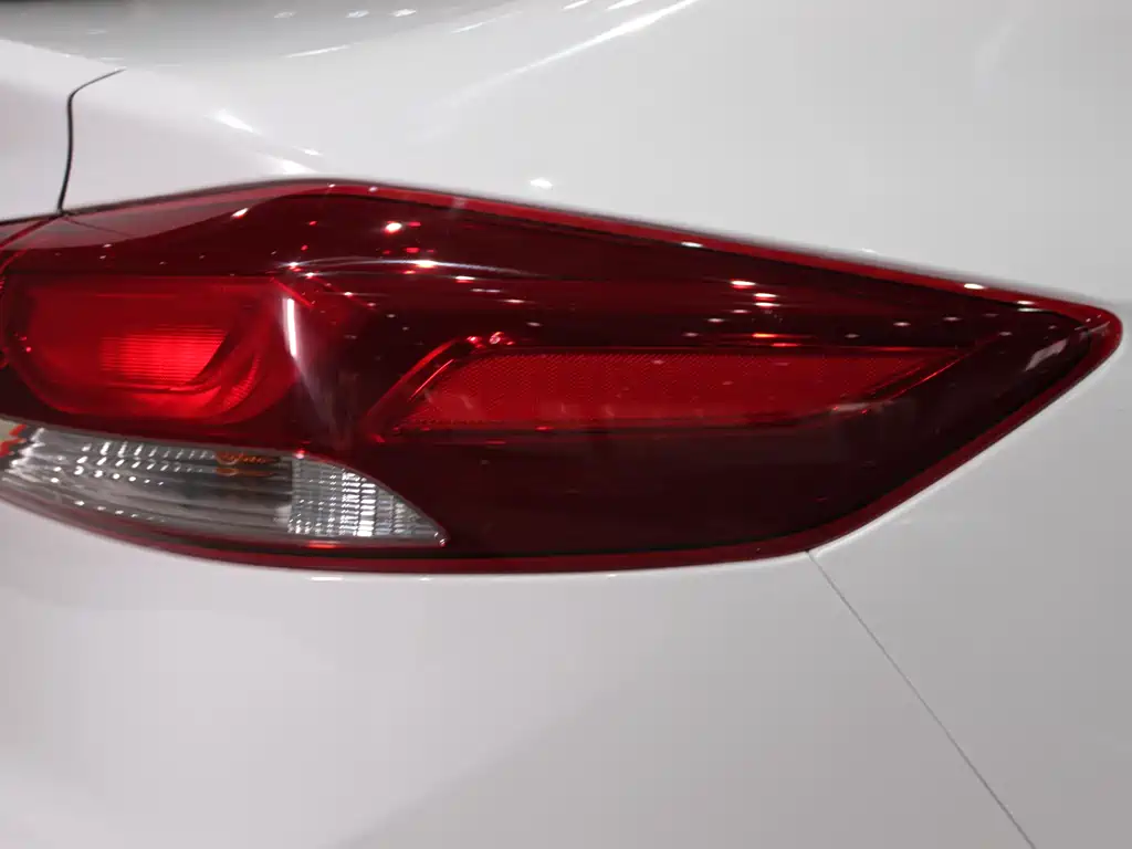 Hyundai Elantra — фото 7