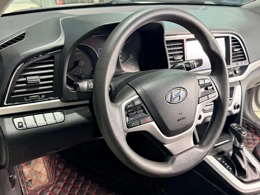 Hyundai Elantra — фото 10