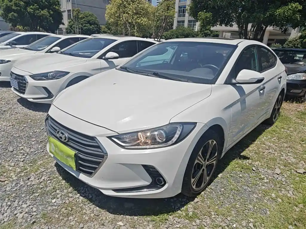Hyundai Elantra — фото 2