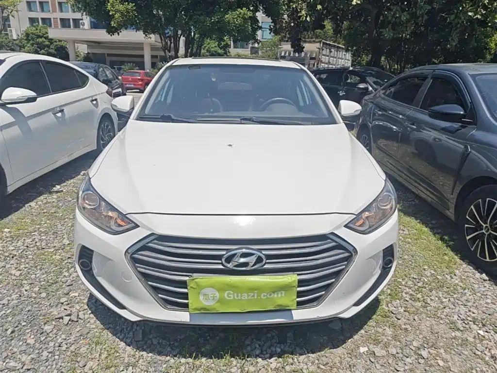 Hyundai Elantra — фото 3