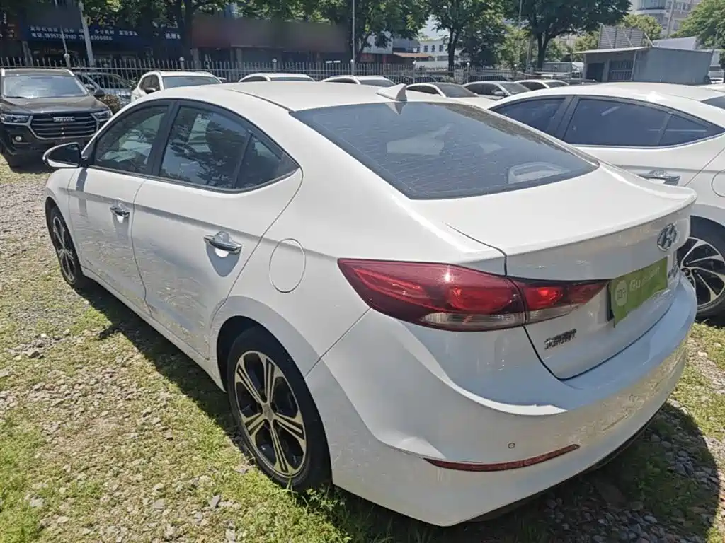 Hyundai Elantra — фото 5