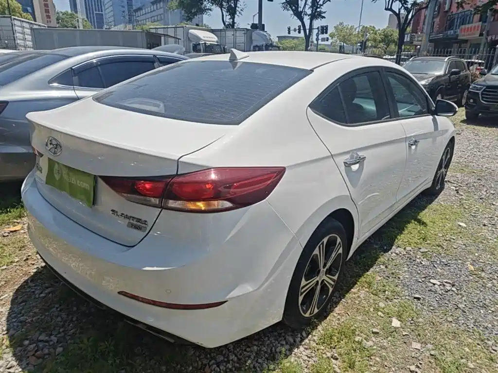 Hyundai Elantra — фото 7