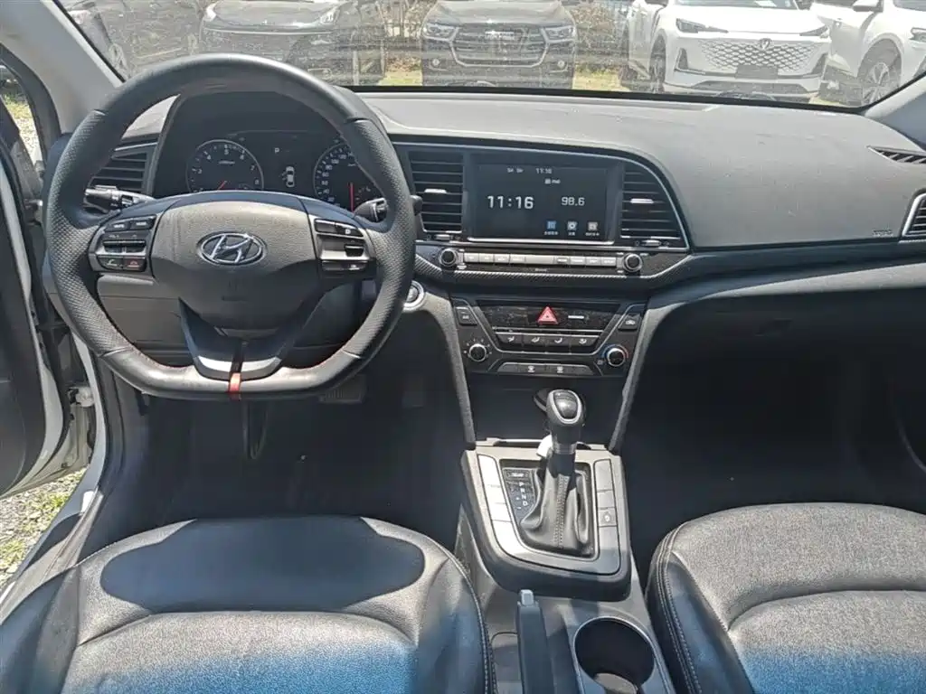 Hyundai Elantra — фото 10