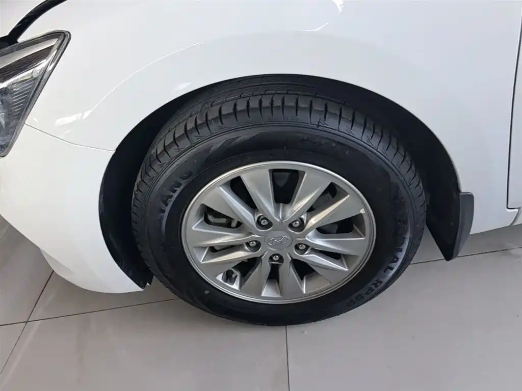 Hyundai Elantra — фото 23
