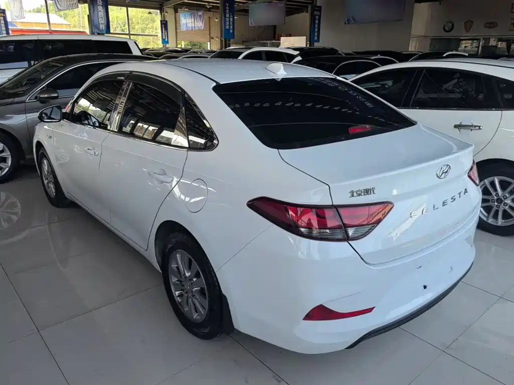 Hyundai Elantra — фото 5