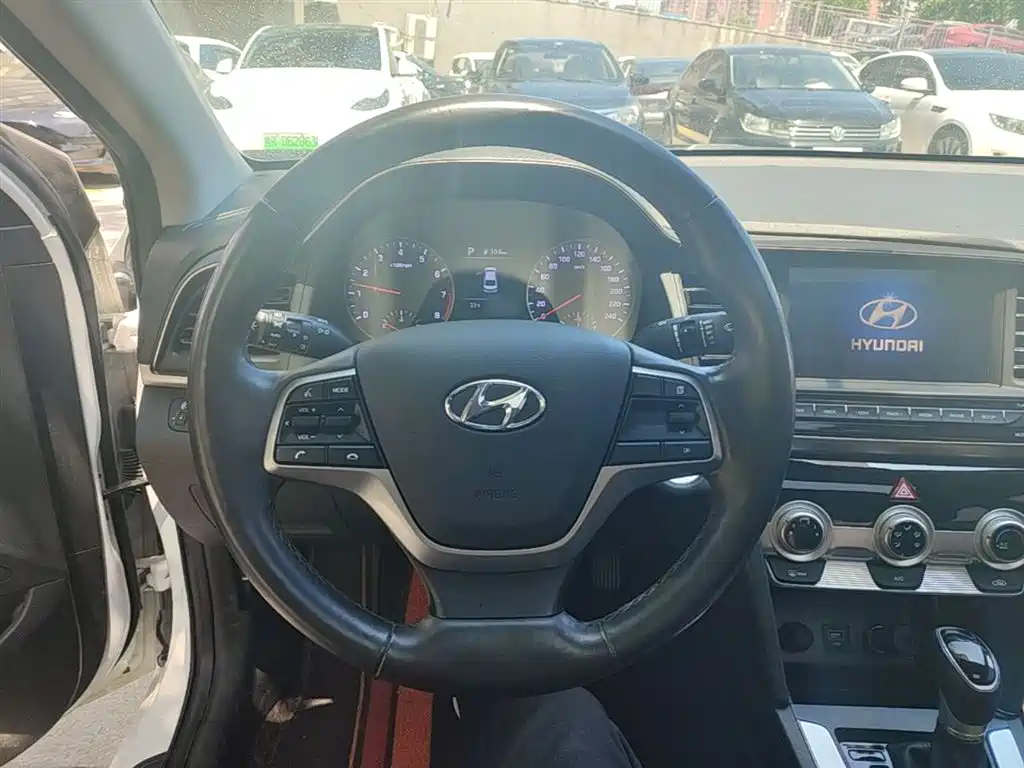 Hyundai Elantra — фото 11