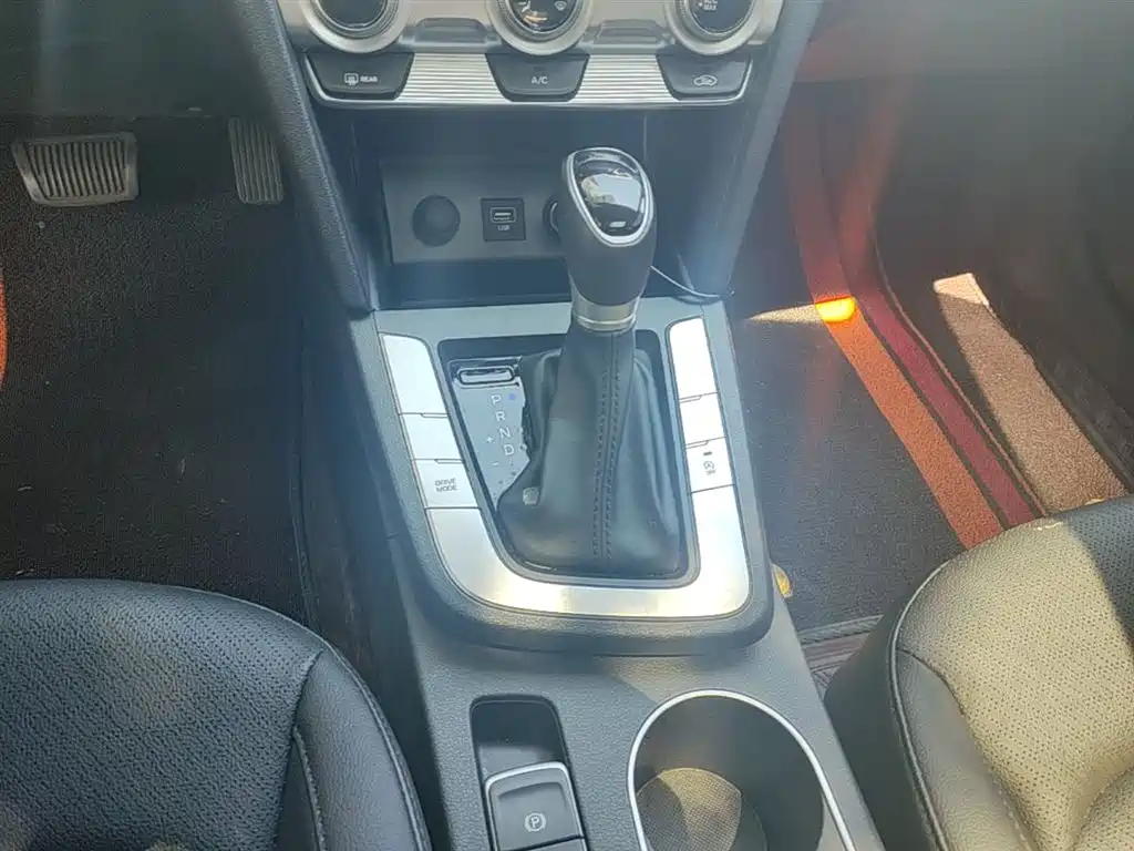 Hyundai Elantra — фото 14