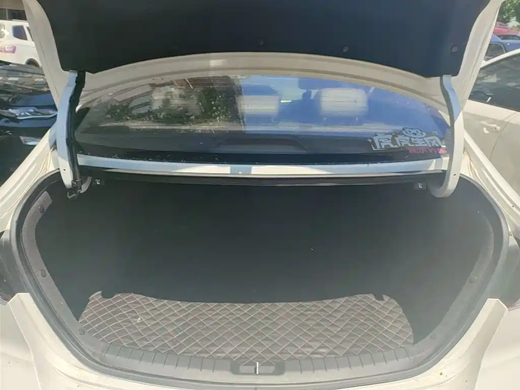 Hyundai Elantra — фото 19