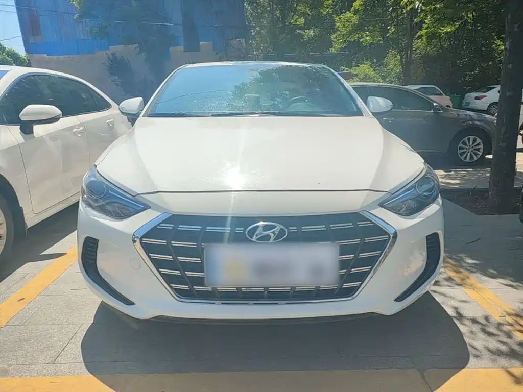 Hyundai Elantra — фото 3