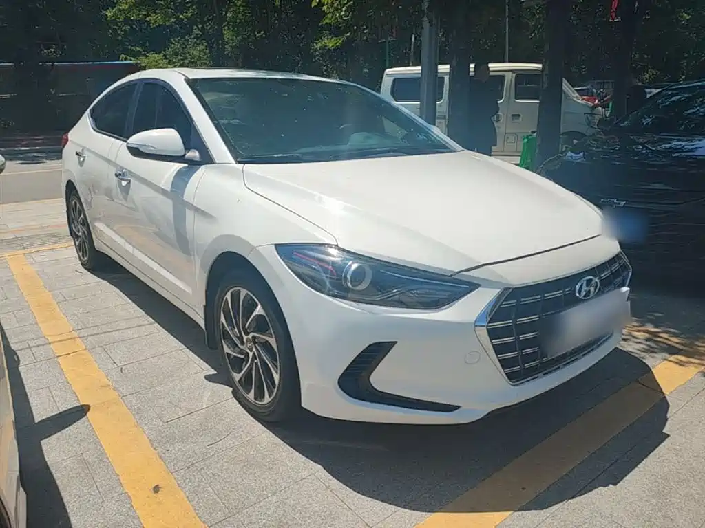 Hyundai Elantra — фото 4