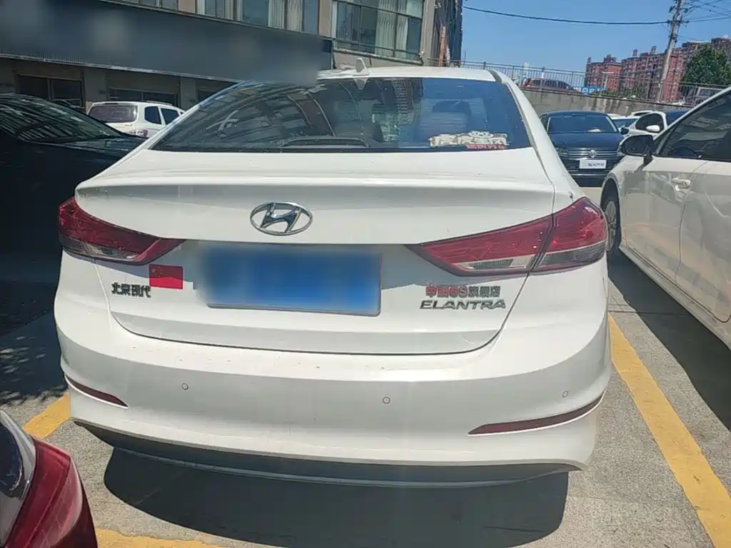 Hyundai Elantra — фото 6
