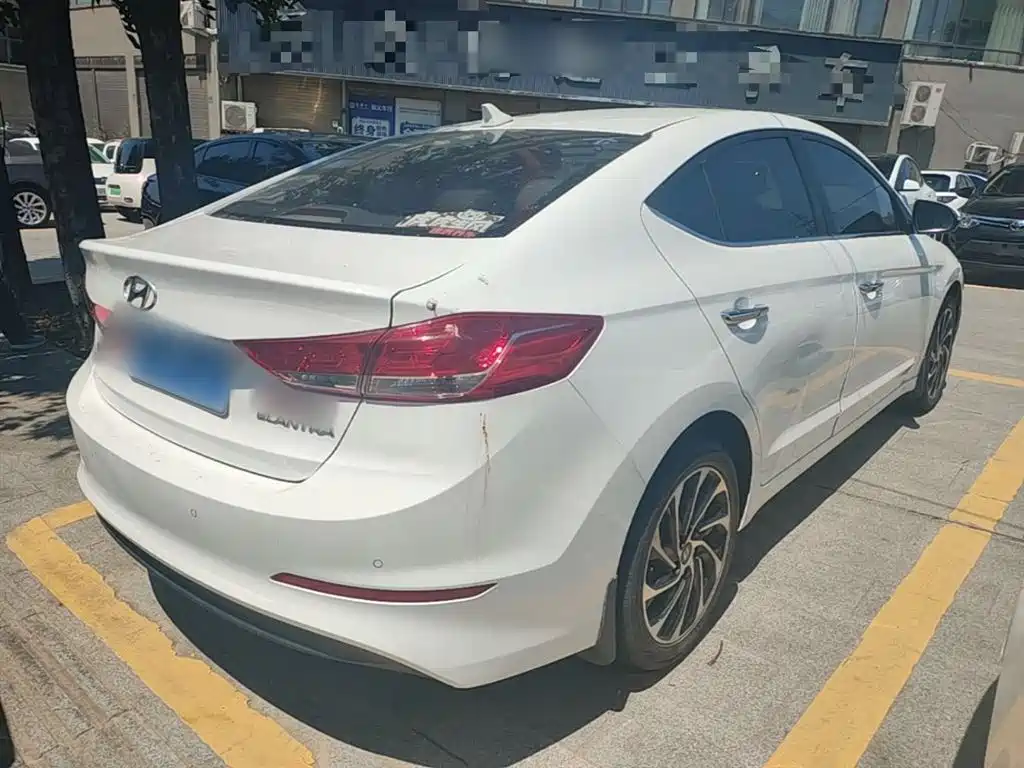 Hyundai Elantra — фото 7